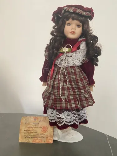 Boneca de Porcelana com 40 cm e base, importado de Portugal (item de colecionador).