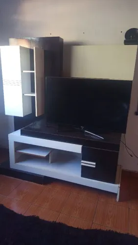 vendo TV 43 polegadas e um armário