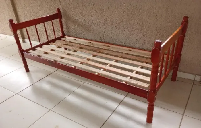 Cama solteiro madeira eucalipto (bom estado)