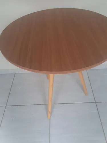 Mesa tripé pés palito em MDF 