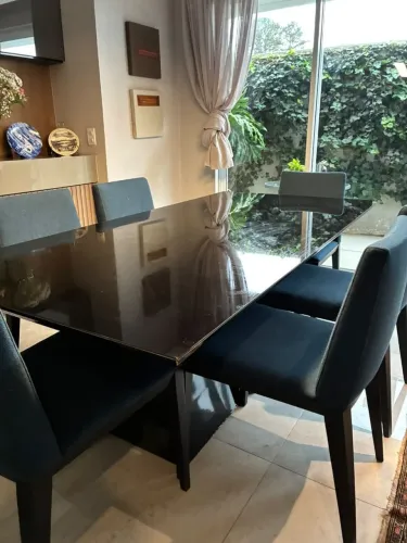 Conjunto de mesa com 6 cadeiras
