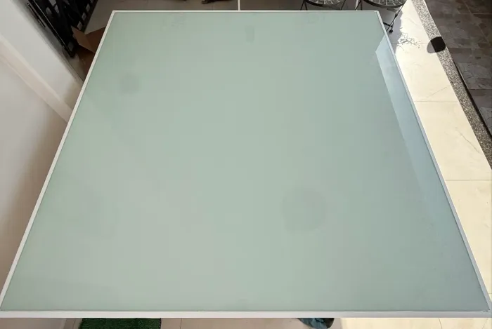 MESA 8 lugares laqueada branca com vidro.
