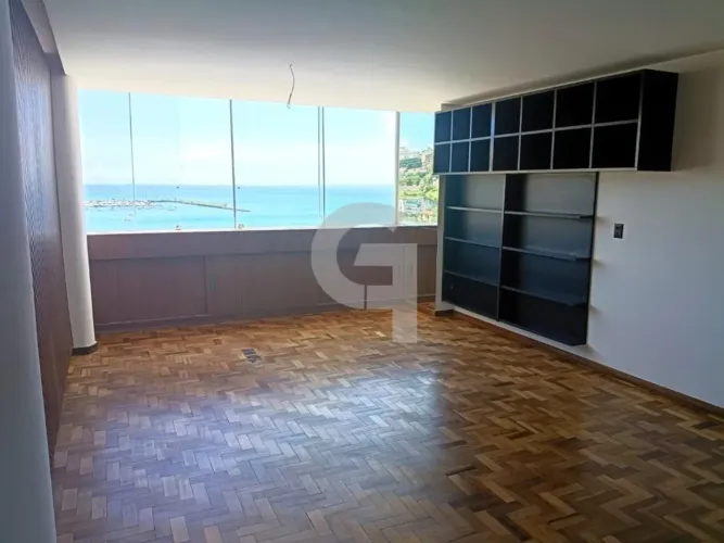Conjunto de 5 salas com 284m² e garagens no Comércio em andar alto e com vista mar.