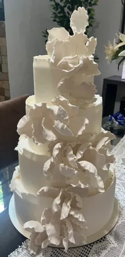 Bolo cenográfico de casamento branco com flores - 4 andares