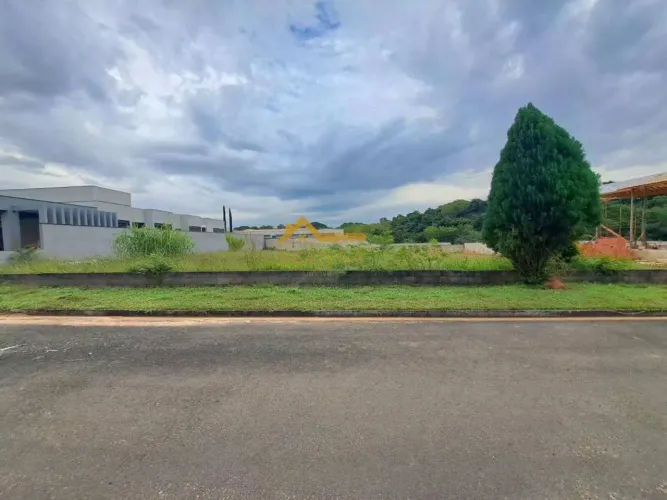 Belíssimo terreno com 1.120 m² no Cond. Villa Toscana
