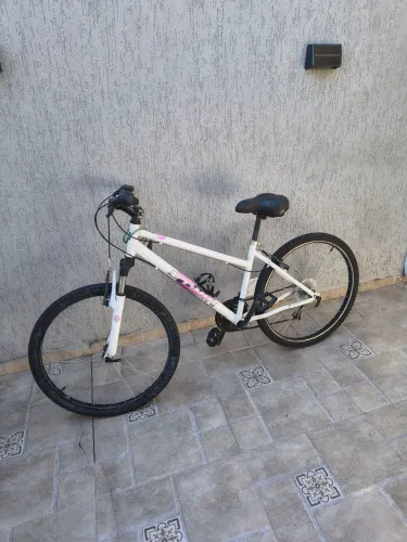 Vendo Bicicleta aro 26 kit Shimano semi nova 
