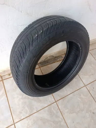Pneu aro 15 Pirelli 175/65 em ótimo estado sem detalhes