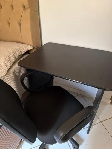 Mesinha com cadeira preta 