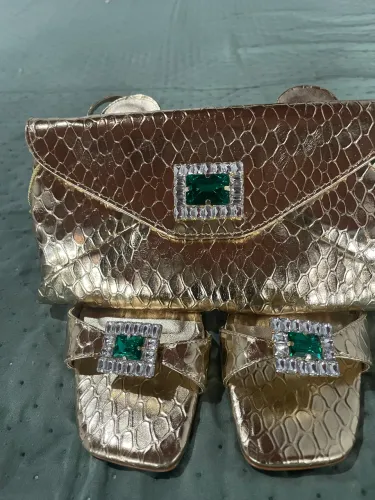 Vendo bolsa e salto , em couro legítimo 