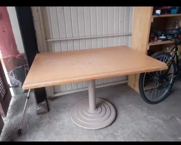 Mesa quadrada pedestal de ferro