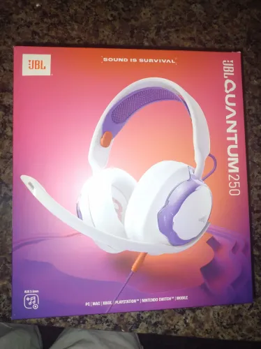 Headset JBL Quantum 250 novo na Caixa.