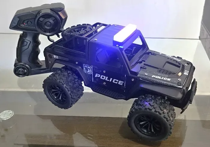 Carrinho de Controle Remoto Recarregável de Polícia Tipo Jeep Toca Sirene Robusto Pneus de