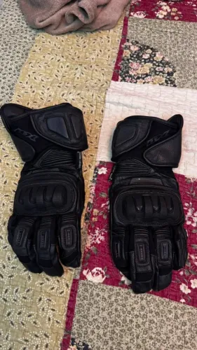 KIT COMPLETO PILOTAGEM ESPORTIVA: MACACÃO TUTTO TAM. 54 + LUVAS, MOCHILA OGIO E PROTETOR