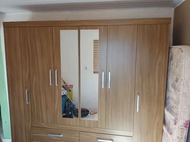 Vendo guarda roupa 6 portas e 6 gavetas. Pouco usado em estado excelente. Obs não entrego!