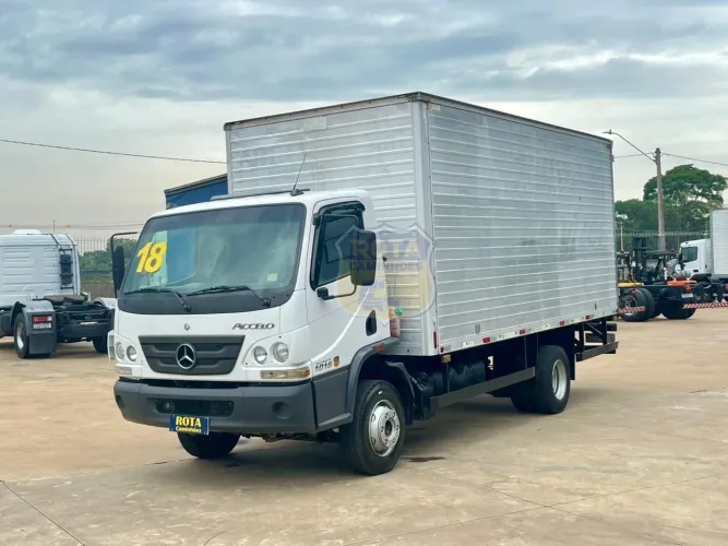Mercedes benz accelo 1016 4x2 bau de 5,5 m