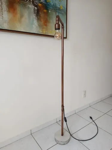 Luminária de piso estilo industrial