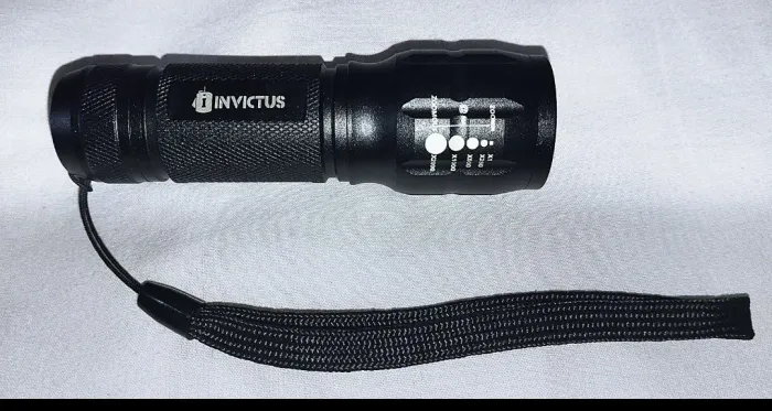 Lanterna Tática Invictus One (Utiliza 3 pilhas AAA) - Pouco usado
