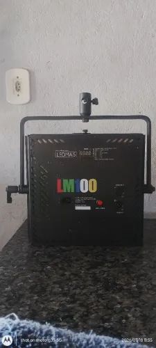 UM PAINEL LM100 RGBWW DA LED MAIS