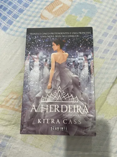 Livro a herdeira kiera cass
