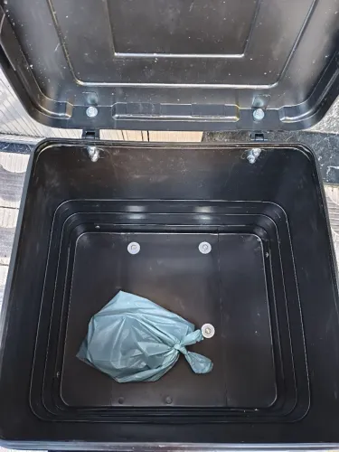 Baú de carga 93 litros em estado de novo completo com alça e suporte - Preto