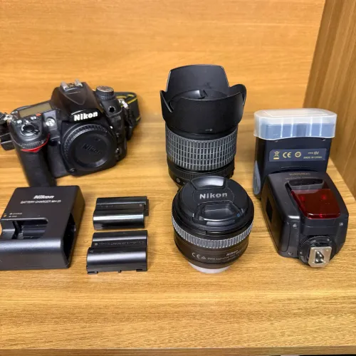 Nikon D7000 - Kit Completo - 02 Lentes (50mm f1.8 e 18-105) + 02 Baterias + Bag + Flash