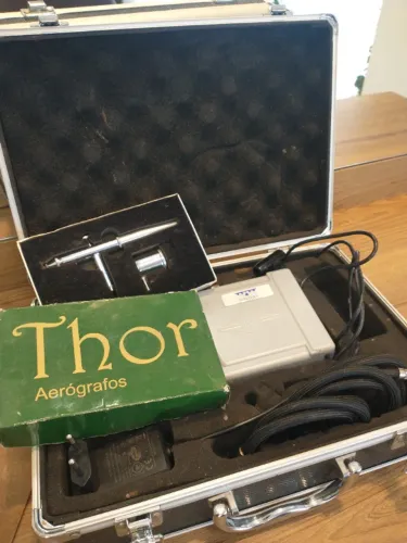 Aerógrafo THOR com case e compressor