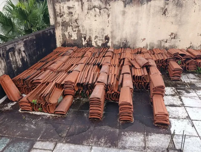 Doa-se telhas cerâmicas em bom estado