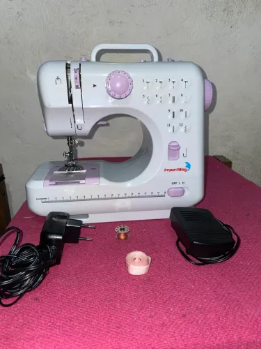 MÁQUINA DE COSTURA PORTÁTIL IMPORTWAY 12 PONTOS - BRANCA E LILÁS ?
