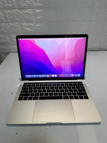 MacBook Pro 2017 i5 8GB Touch Bar