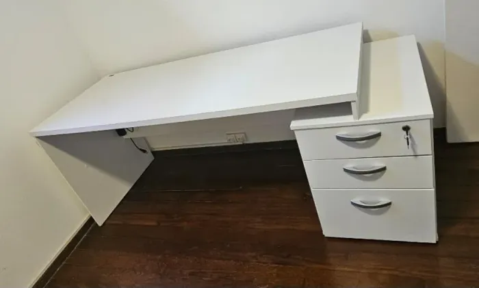 Mesa branca de escritório em MDP com 3 gavetas.