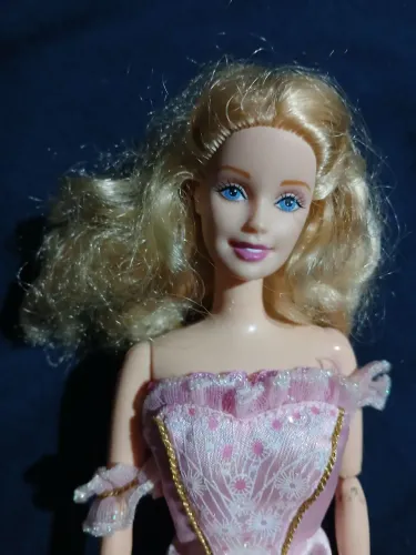 Barbie clara quebra nozes olhos azuis
