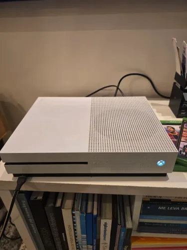 Xbox one S 1TB com controle acompanhando 2 jogos