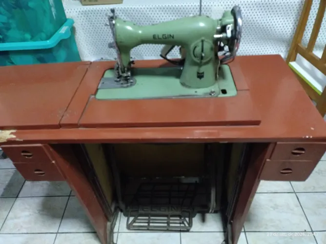 Máquina de Costura reta da ELGIN