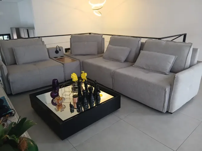 Sofá luxo modulado linho bege com módulo luz leitura e carregamento USB e indução