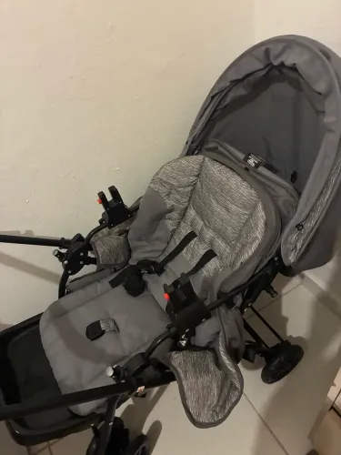 Carrinho de bebê com bebê conforto