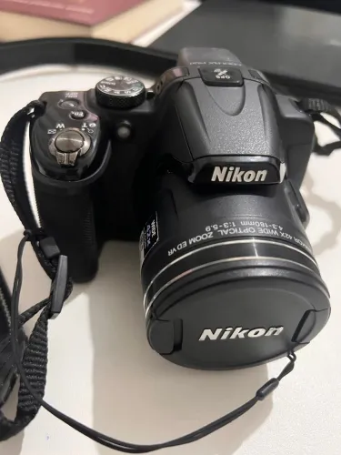 Máquina fotográfica Nikon 