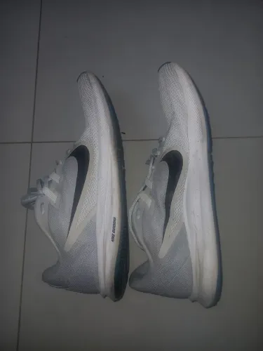 Tênis de corrida Nike tamanho 42 forma normal usada