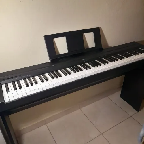 Piano Yamaha (88 teclas), Modelo P45, com estante Yamaha e capa de proteção