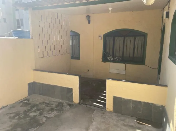 Casa com 02 quartos, varanda e quintal!