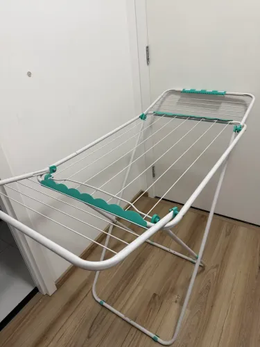 Varal de Chão Dobrável - Compacto e Prático
