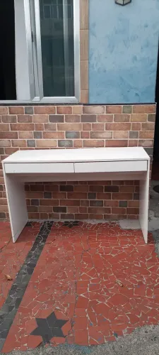 Mesa de escritório medindo 1,20cm X 0,46cm