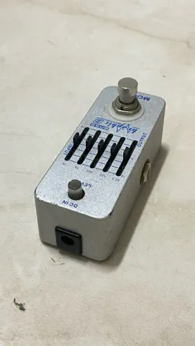 Pedal equalizado Mooer para contrabaixo