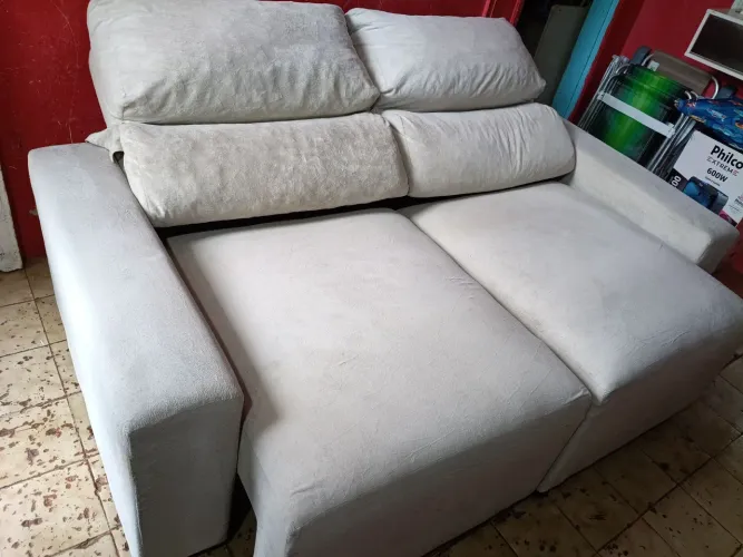 Sofá retrátil e reclinável novo em tecido veludo bege...tm 2m
