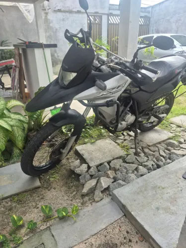 Vendo moto xre 300 17/18 Tel. *