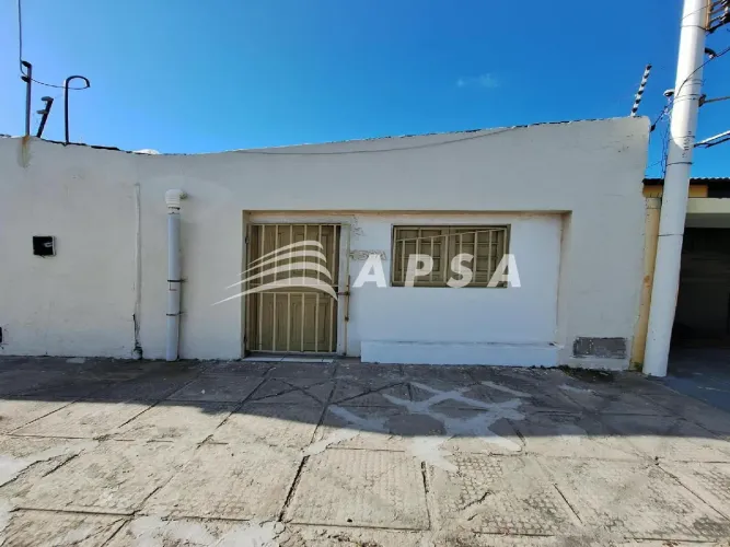 CASA EM EXCELENTE LOCALIZAÇÃO, A APENAS UMA QUADRA DA PRAIA. O IMÓVEL CONTA COM 2 QUARTOS,