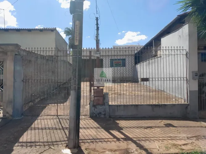 ALUGUEL CASA 3 QUARTOS ÁREA AMPLA NA FRENTE PARA GARAGEM