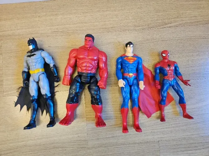 Bonecos dos Herois Batman, Hulk, Homem Aranha e Super Homem