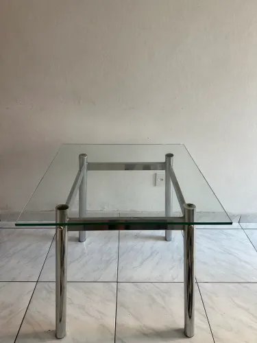 Mesa com tampo de vidro