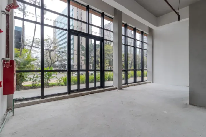 Loja de fachada ativa para venda e locação em Vila Cordeiro, 99m²