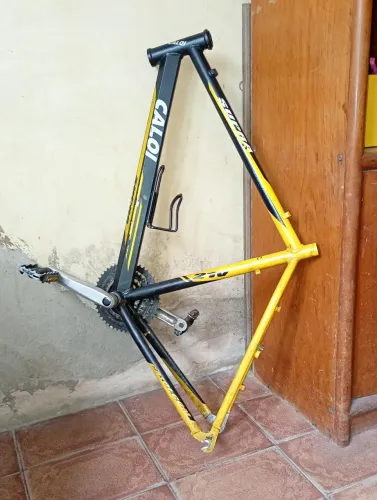 Quadro de alumínio aro 26 Caloi supra já com pé de vela montado 